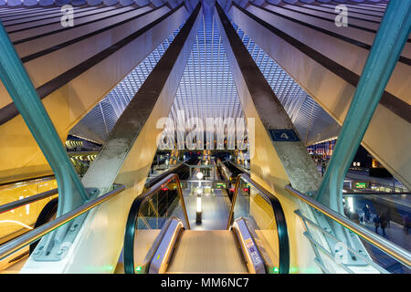 Liege, Belgien - 9. Mai 2017: Liege Guillemins Zug Bahnhof in der Dämmerung von Santiago Calatrava in Belgien. Stockfoto