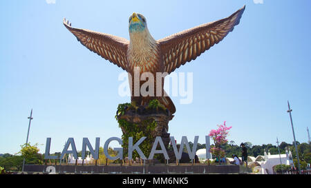 PULAU Langkawi, Malaysia - APR 7 2015: Der Adler Skulptur Symbol der Insel Langkawi. Gelegen am Eagle Square in Kuah Town, dieser Ort, die reflektieren Stockfoto