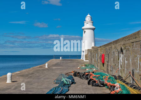 MACDUFF ABERDEENSHIRE SCOTLAND WERFT oder Werft weißen Leuchtturm und Netze an der HAFENEINFAHRT TEIL 2 Stockfoto