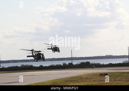 PATRICK AIR FORCE BASE, Fla.-HH-60 medevac Black Hawk Hubschrauber geflogen von Besatzungen zugeordnet zu Unternehmen C, 6 Bataillon, 101 Allgemeine Unterstützung Aviation Battalion, 101 Combat Aviation Brigade, Luftlandedivision (Air Assault), für eine Antenne Aufklärungsflug, Sept. 12 abzuweichen; Beitrag zur Vorbereitung der Einheit Hurrikan Irma Hilfsmaßnahmen zu unterstützen. Während die 101. Abn. Div. Auftragseingang zu einigen seiner Kräfte neu zu positionieren, es nicht bestellt wurde auf die Unterstützung der gesamten Armee zu lokalen, staatlichen und föderalen Hurrikan Antwort Bemühungen und des Verteidigungsministeriums Unterstützung der Verteidigung zu unterstützen. Stockfoto