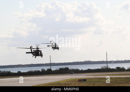 PATRICK AIR FORCE BASE, Fla.-HH-60 medevac Black Hawk Hubschrauber geflogen von Besatzungen zugeordnet zu Unternehmen C, 6 Bataillon, 101 Allgemeine Unterstützung Aviation Battalion, 101 Combat Aviation Brigade, Luftlandedivision (Air Assault), für eine Antenne Aufklärungsflug, Sept. 12 abzuweichen; Beitrag zur Vorbereitung der Einheit Hurrikan Irma Hilfsmaßnahmen zu unterstützen. Während die 101. Abn. Div. Auftragseingang zu einigen seiner Kräfte neu zu positionieren, es nicht bestellt wurde auf die Unterstützung der gesamten Armee zu lokalen, staatlichen und föderalen Hurrikan Antwort Bemühungen und des Verteidigungsministeriums Unterstützung der Verteidigung zu unterstützen. Stockfoto