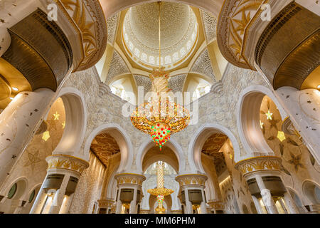 Abu Dhabi, Vereinigte Arabische Emirate - 5. März 2017: Abu Dhabi, Sheikh Zayed Grand Moschee innen Kronleuchter Vereinigte Arabische Emirate in den Vereinigten Arabischen Emiraten. Stockfoto