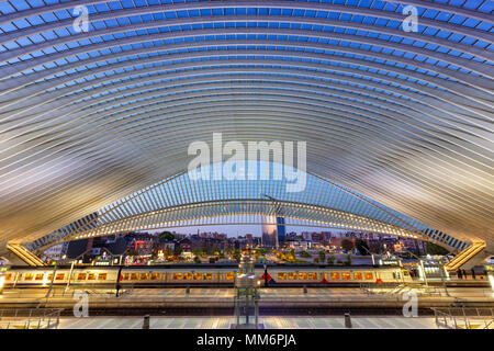 Liege, Belgien - 9. Mai 2017: Liege Guillemins Zug Bahnhof in der Dämmerung von Santiago Calatrava in Belgien. Stockfoto