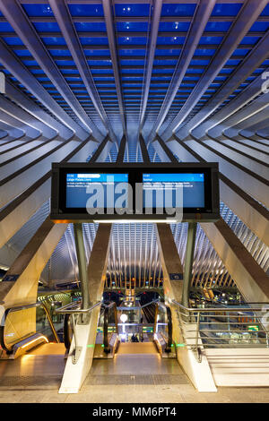 Liege, Belgien - 9. Mai 2017: Liege Guillemins Zug Bahnhof in der Dämmerung von Santiago Calatrava in Belgien. Stockfoto