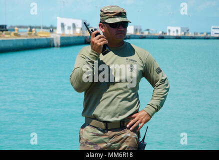 Army Staff Sgt. José Palacios mit chemischen biologische, radiologische nuklearen Notfall die Antwort der Florida National Guard Force-Package mit Befehl und Kontrolle während einer Route Spiel Mission am Naval Air Station Key West. Stockfoto