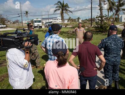 KEY WEST, Florida (Sept. 13, 2017) --Kapitän Bobby Baker, kommandierender Offizier der Naval Air Station Key West, beantwortet Fragen während einer Pressekonferenz während der Besichtigung der Air Station und Umgebung. Das Verteidigungsministerium ist die Unterstützung von FEMA, die federführende Bundesamt, in denen helfen, die vom Hurrikan Irma Betroffene leiden zu minimieren und ist ein Bestandteil der gesamten-von-Reaktion seitens der Regierung. (U.S. Marine Foto von Mass Communication Specialist 2. Klasse Kristopher Ruiz) Stockfoto