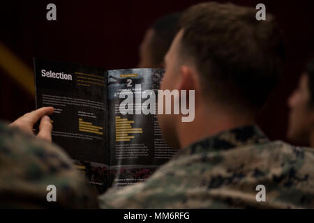 Das United States Marine Corps Forces Special Operations Command ist ein Teil des United States Special Operations Command, das 2006 gegründet wurde und seinen Hauptsitz in Camp Lejeune, North Carolina hat. Am 7. September 2017 führte ein Screening-Team eine Informationsunterweisung auf der Marine Corps Base Hawaii durch, um Marines, die daran interessiert waren, Marine Raiders zu werden. Das Archivbild zeichnet einen Servicemitarbeiter auf, der während der Sitzung das Personalbeschaffungsmaterial überprüft. Stockfoto