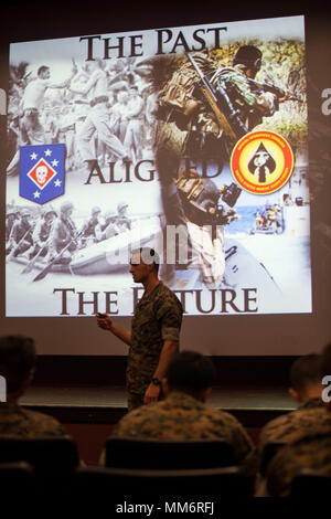 Das United States Marine Corps Forces Special Operations Command ist die Dienstkomponente des United States Special Operations Command, die für die Marine Raider-Einheiten verantwortlich ist. Am 7. September 2017 präsentierte ein MARSOC-Screening-Team den Mitgliedern der Marine Corps Base Hawaii eine Kurzanleitung zur Auswahl für Marine Raiders. Das Archivbild dokumentiert das formale Briefing, das am Basissaal durchgeführt wurde. Stockfoto