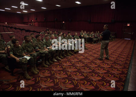 Das United States Marine Corps Forces Special Operations Command ist ein Beitrag zum United States Special Operations Command, der die Marine Raider Bataillone überwacht. Am 7. September 2017 informierte ein Screening-Team die Mitglieder der Marine Corps Base Hawaii über den Zeitplan für die Ausbildung der Marine Raider Selection. Das Archivbild dokumentiert die offizielle Briefing-Sitzung am Basistheater. Stockfoto