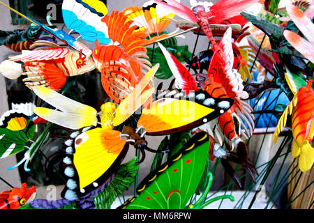 Souvenir Schmetterlinge und Fisch, der außerhalb eines Touristen, der Shop auf der Grant Avenue in San Franciscos Chinatown. Bild mit Photoshop Filter verarbeitet. Stockfoto