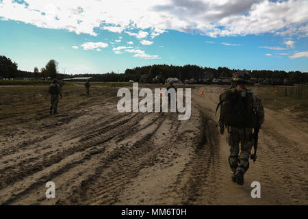 Ukrainische Soldaten der 1./30. mechanisierten Infanteriebataillon Blick für simulierte Improvised Explosive Devices (IED), während die Durchführung von IED Erfassung und Entsorgung Training während der Übung Rapid Trident 17 an der internationalen Friedenssicherung Security Center in Yavoriv, Ukraine Sept. 14, 2017. Schnelle Trident 17 teilnehmenden Nationen mit der Gelegenheit theater Sicherheit Zusammenarbeit in Osteuropa zu verbessern, die Interoperabilität zwischen NATO-Mitgliedern und Partnern zu verbessern und die Fähigkeiten zu kombinieren, gemeinsame, multinationale und integrierte Security Operations zu betreiben. (U.S. Armee Foto von P Stockfoto