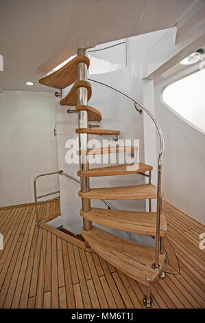 Holz- geschwungene Wendeltreppe auf Sonnendeck von großen Luxus motor yacht Stockfoto