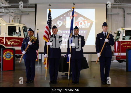 Die Seymour Johnson Air Force Base ist eine Luftwaffenbasis der Vereinigten Staaten in North Carolina und Heimat des 4th Fighter Wing. Die Basis führte am 11. September 2017 eine Gedenkfeier 9/11 durch, in der die Opfer der Terroranschläge von 2001 geehrt wurden. Das Archivbild dokumentiert die Darstellung der Farben durch die 4. Feuerwehrwache während der Zeremonie. Stockfoto