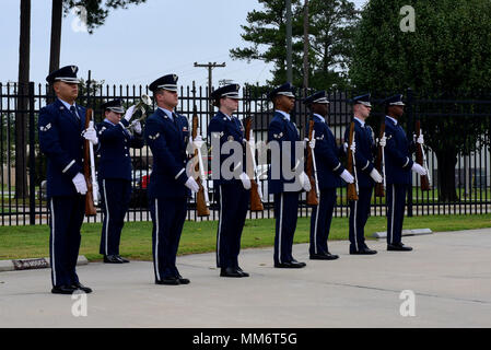Die Seymour Johnson Air Force Base ist eine Luftwaffenbasis der Vereinigten Staaten in North Carolina und Heimat des 4th Fighter Wing. Die Basis führte am 11. September 2017 eine Gedenkzeremonie 9/11 durch, die einen Gruß mit 21 Kanonen und das Spielen von Taps beinhaltete. Das Archivbild dokumentiert die Ehrenwache während der Zeremonie. Stockfoto