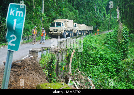 Puerto Rico National Guard 1010th Engineer Company, 130th Engineer Battalion, führte im September 2017 nach dem Hurrikan Irma auf dem PR Highway 511 zwischen Ponce und Jayuya Trümmermissionen durch. Das Archivbild dokumentiert Bürgersoldaten, die im Rahmen der Notfallmaßnahmen an der Wiederherstellung der sicheren Passage entlang der Straße arbeiten. Stockfoto