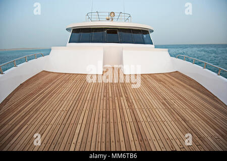 Blick über den Bug eines großen luxuriösen Motoryacht mit Brücke Bereich auf tropischen offenen Ozean Stockfoto