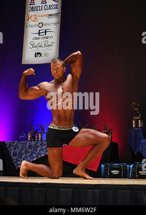 Senior Airman Paul Dell, 319 Logistik Bereitschaft Squadron Fahrer gesellen, stellt für das Publikum während der 2017 Med-City Muskel Classic Sept. 9, 2017, in Rochester, Minnesota. Dell riled up der Gast während seines individuellen posing Routine mit Hilfe seiner Einstellung und Charisma auf eine Show zu setzen. (U.S. Air Force Foto von älteren Flieger Ryan Funken) Stockfoto