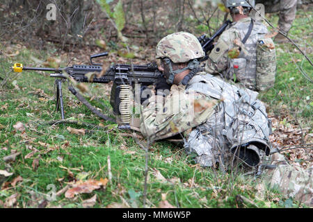 Ein Soldat der C Company, 1 Battalion, 125Th Infanterie Regiment der Michigan Army National Guard bleibt an der Bereit, bevor auf die Ziele der Simulation feindliche Kämpfer. Der Soldat ist mit Leerzeichen als Teil der 'Walk' Phase der Ausbildung bis zu einem Live Fire Übung in Sennelager Training Center, Deutschland. Stockfoto