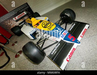 Nigel Mansell im Williams FW 11 Formel-1-Auto, das er während der Saison 1986 lief, eng auf die Meisterschaft nach einem reifen Blow-out Stockfoto