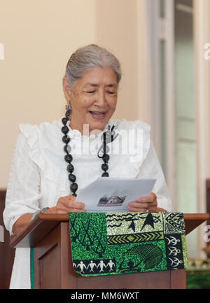 SCHOFIELD BARRACKS - Barbara Vlachos, der Vizepräsident des Iolani Guild, beteiligt sich an der Königin Liliuokalani Geburtstag Gedenkstunde auf die Soldaten Kapelle, hier, Sept. 2, 2017. Dies ist das dritte Jahr der Geburtstag von Hawaii letzte regierende Monarch hat gedacht auf die Soldaten Kapelle gewesen. Die Königin begabte Schofield Barracks' erste Kapelle in Castner Dorf, 1913 erbaut. Königin Liliuokalani wurde in Honolulu, Sept. 2, 1838 geboren. (U.S. Armee Foto von Kristen Wong, Oahu Publikationen) Stockfoto