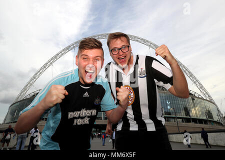 Newcastle United Fans zeigen Unterstützung für Ihr Team außerhalb der Erde vor der Premier League Match im Wembley Stadion, London. Stockfoto