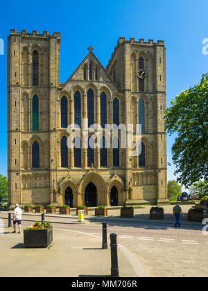 Die Westwand des Ripon Kathedrale nördlich, Yorkshire, Großbritannien, an einem sonnigen Frühlingstag Stockfoto