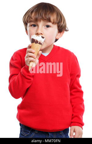 Junge Kind essen lecken Eis Sommer Hochformat auf weißem Hintergrund Stockfoto