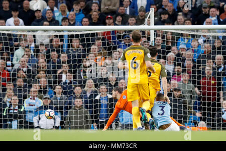 Von Manchester City Danilo Kerben erste Ziel seiner Seite des Spiels während der Premier League Match an der Etihad Stadium, Manchester. Stockfoto
