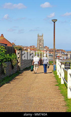 Ein älteres Ehepaar auf der Norfolk Coast Path wandern in Cromer, Norfolk, England, Vereinigtes Königreich, Europa. Stockfoto