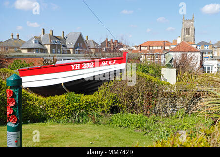 Die bronzebüste Denkmal Henry Blogg GC BEM mit einem Teil seiner Küstenfischerei Boot an der North Lodge, Cromer, Norfolk, Großbritannien, Europa zu lifeboatman. Stockfoto