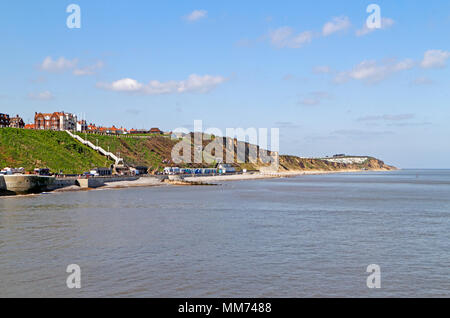 Ein Blick auf die west Strand und Klippen aus den Pier am North Norfolk resort Cromer, Norfolk, England, Vereinigtes Königreich, Europa. Stockfoto