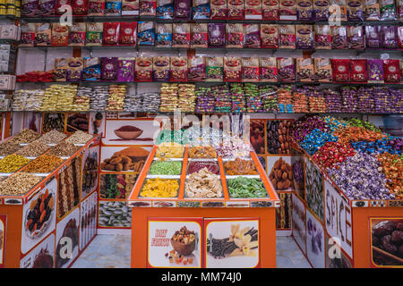 Gewürze für den Verkauf in der Spice Market der Altstadt Souk von Dubai, Vereinigte Arabische Emirate, Naher Osten. Stockfoto