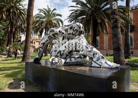 Moderne Skulptur des Künstlers Paola Epifani (rabarama) in Reggio di Calabria, Italien Stockfoto