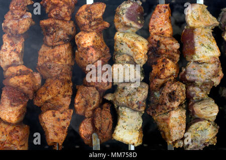 Die große Stücke Fleisch gebraten auf einen Aufsatz von einem Shish Kebab Stockfoto