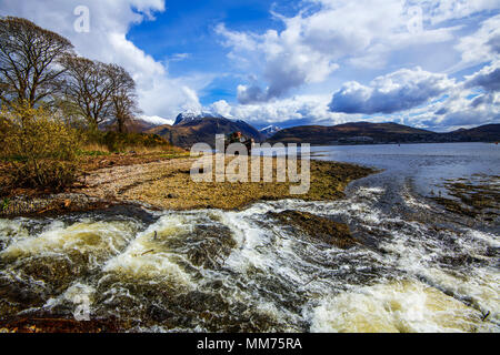 Eine schöne Landschaft Poster, auf dem Ben Nevis (Großbritanniens höchstem Berg (4,413 Meter), Loch Linnhe Shoreline, das Corpach-projekt Schiffbruch und Wehr stream Stockfoto