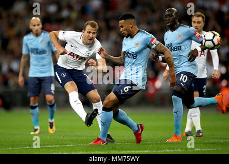 Tottenham Hotspur ist Harry Kane (links) hat einen Schuß auf Ziel während der Premier League Match im Wembley Stadion, London. Stockfoto