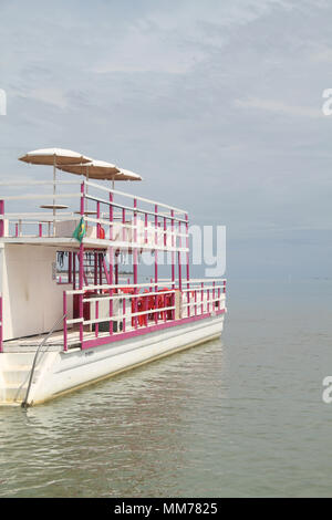 Katamaran, Bereich Vermelha Insel, Areia Vermelha Strand, Areia Vermelha Marine State Park, Cabedelo, Paraiba, Brasilien Stockfoto