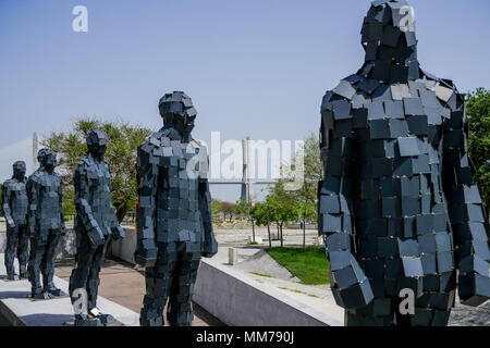 Gruppe von Metall Statuen mit, in der zweiten Reihe, die Vascode Gama Brücke, Park der Nationen, Lissabon, Portugal Stockfoto