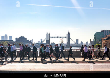 Morgen Pendler in London gehen über London Bridge mit Tower Bridge im Hintergrund zu arbeiten Stockfoto