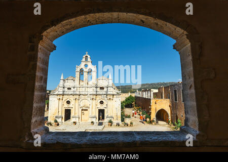 Arkadi, Kreta, 10. Juni 2017: Passage in den Westen mit dem Tor zum Kloster Arkadi, Arkadi, Kreta, Griechenland Stockfoto