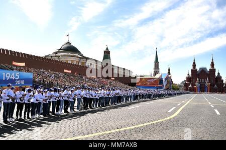 Tausende versammeln sich für den jährlichen Unsterblich Regiment März am Tag des Sieges auf dem Roten Platz am 9. Mai 2018 in Moskau, Russland. (Russische Vorsitz über Planetpix) Stockfoto