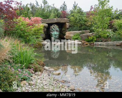 Malvern, Worcestershire, Großbritannien. Mittwoch, 9. Mai 2018 Malvern, Worcestershire, Großbritannien. Anzeigen Garten den Geist der Wälder von Peter Dowle-Goldmedaille und Beste Bau Auszeichnungen. Skulpturen von Simon Drehzapfen. Credit: Ian Thwaites/Alamy leben Nachrichten Stockfoto