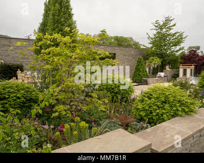 Malvern, Worcestershire, Großbritannien. Mittwoch, 9. Mai 2018 Malvern, Worcestershire, Großbritannien. Royal Porzellan Works Ltd: Die Sammler Garten von Olivia Kirk, die geschickt die Malvern Hills Landschaft in ihrem Garten verwendet. Credit: Ian Thwaites/Alamy leben Nachrichten Stockfoto