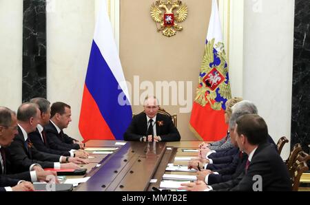 Der russische Präsident Wladimir Putin hält ein Treffen mit den ständigen Mitgliedern des Sicherheitsrates im Kreml Mai 9, 2018 in Moskau, Russland. Putin nannte die Konferenz der US-Entscheidung aus dem Iran Abkommen zurückzutreten, zu diskutieren. (Russische Vorsitz über Planetpix) Stockfoto