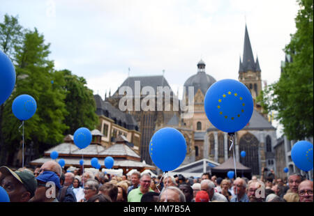 09 Mai 2018, Deutschland, Aachen: Besucher holding EU Luftballons zu einem Bürger fair für den Besuch des französischen Präsidenten Längestrich. Längestrich erhält den Karlspreis am 10. Mai 2018 für seine kraftvolle Vision eines neuen Europa. Foto: Ina Faßbender/dpa Stockfoto