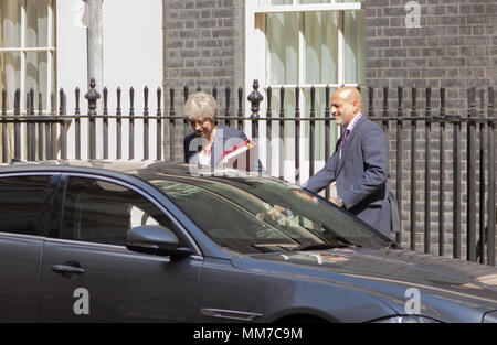 London, Großbritannien. 9. Mai, 2018. Premierminister, Theresa May verlassen Nummer 10 Downing Street auf ihrem Weg zu den Häusern des Parlaments, Mittwoch, 9. Mai 2018. Credit: Andy Morton/Alamy leben Nachrichten Stockfoto
