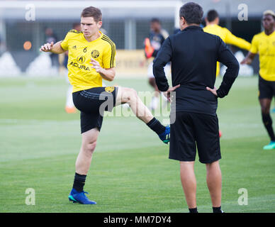 Columbus, USA. Mai 9, 2018: Columbus Crew Mittelfeldspieler Wil Trapp (6) erwärmt sich vor Philadelphia Union ihres Gleichen an Mapfre Stadion. Brent Clark/Alamy leben Nachrichten Stockfoto