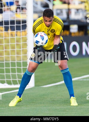 Columbus, USA. Mai 9, 2018: Columbus Crew Torwart Zack Steffen (23) erwärmt sich vor Philadelphia Union ihres Gleichen an Mapfre Stadion. Brent Clark/Alamy leben Nachrichten Stockfoto