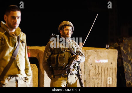 Golanhöhen, Syrien. 10. Mai, 2018. Israelische Soldaten guard eine Straße in der Israelischen - beigefügten Golanhöhen am 10. Mai 2018. Etwa 20 Raketen auf israelische Militärbasen durch iranische Truppen im südlichen Syrien am Mittwoch gefeuert wurden über Nacht und einige wurden von der israelischen Iron Dome Abwehr abgefangen, sagte, die israelische Armee. Credit: Jini/Xinhua/Alamy leben Nachrichten Stockfoto