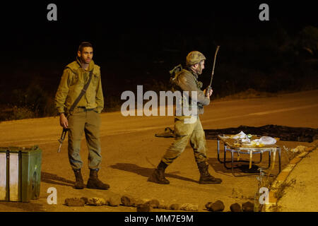 Golanhöhen, Syrien. 10. Mai, 2018. Israelische Soldaten guard eine Straße in der Israelischen - beigefügten Golanhöhen am 10. Mai 2018. Etwa 20 Raketen auf israelische Militärbasen durch iranische Truppen im südlichen Syrien am Mittwoch gefeuert wurden über Nacht und einige wurden von der israelischen Iron Dome Abwehr abgefangen, sagte, die israelische Armee. Credit: Jini/Xinhua/Alamy leben Nachrichten Stockfoto